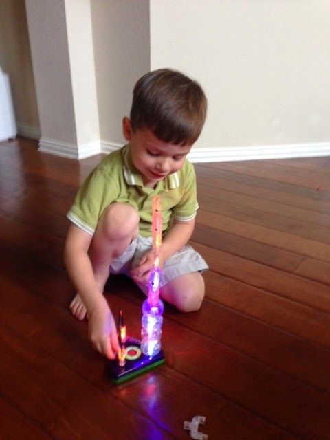 Конструктора Laser Pegs способствует  развитию у детей усидчивости и терпению, логики и пространственному мышлению, творчеству, мелкуой моторики рук и конструкторских навыков.